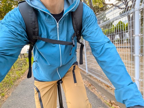 暑熱フーディーを着て折りたたみ自転車で移動