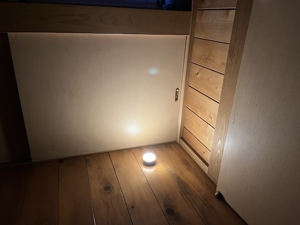 暗い場所で、強い光で点灯させた場合