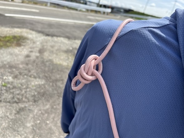 肩の部分で結んで長さ調整