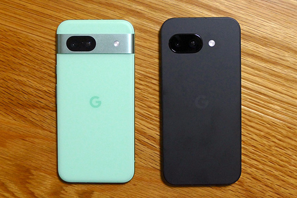 「Pixel 8a」（左）と「Pixel 9a」（右）の背面デザインを比較