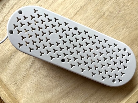 ヒーター全体に小さな穴が開いている