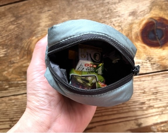 普通のポーチとしてお菓子などの持ち歩きにも