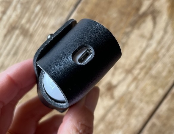 充電できるように穴が開いている