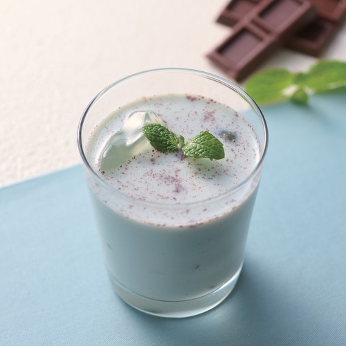 牛乳でつくる チョコミントラテ