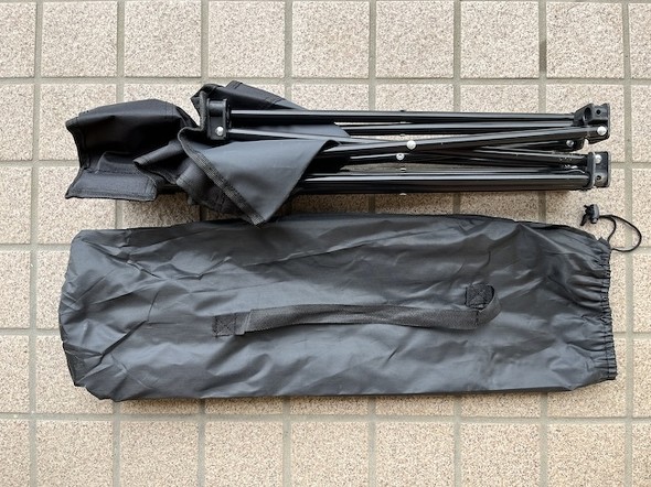 収納ケースに折りたたまれて入っている