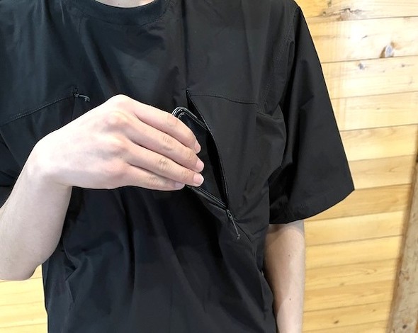 胸ポケットにスマホを収納