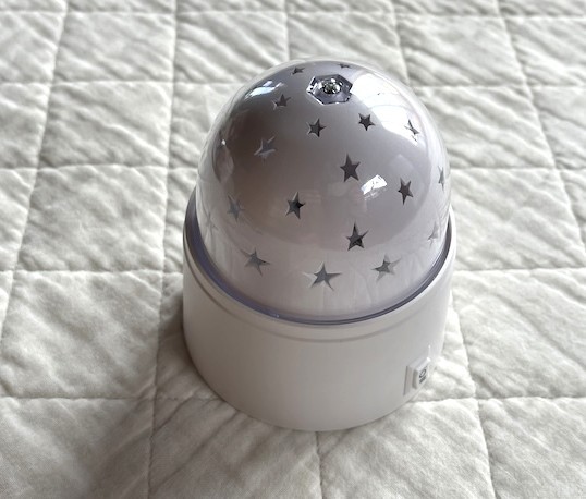 ダイソーのプラネタリウムライトの本体外観(白いドーム状の本体に星形のくり抜きがある)