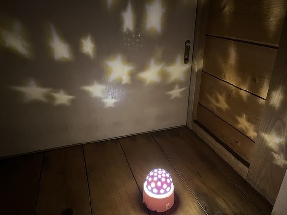部屋全体を照らす明るさではない