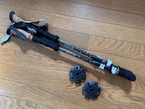 5000円以下で購入できるトレッキングポール(※現行品とは若干デザインが異なります)