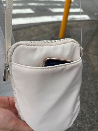スマホは背面ポケットにすっぽりと入る