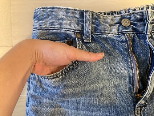 ポケットは深めなので、スマートフォンも安心して入れられる