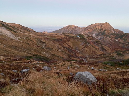雄大な草紅葉が楽しめる立山