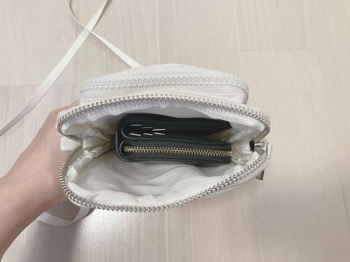 一般的な二つ折り財布なら余裕で入る