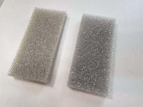 使用前の新品(右)食器洗いや掃除に使った後(左)