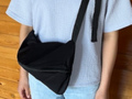 ダイソーの「斜めがけバッグ」を使ってみた！　値段の割に使い勝手は悪くないけど……形が独特で注意点も