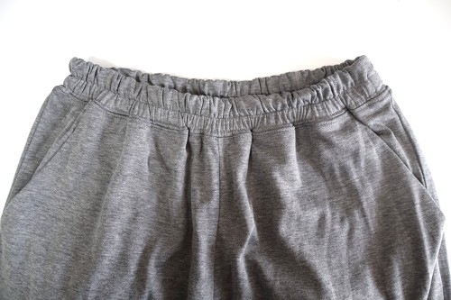 パンツのウエストゴムは程よく伸びる