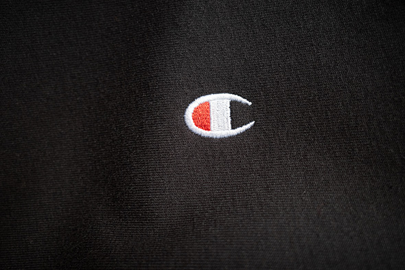 胸元の刺繍ロゴ