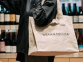 DEAN & DELUCA、大容量の「ワイングロサリーバッグ」を限定発売 ワインホルダー付きで食材もたっぷり入る