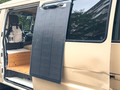 “ぺらぺらのソーラーパネル”を車中泊で使ってみた　設置簡単で日陰でも電力確保ができる！　100Wと200Wモデルを比較レビュー