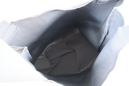 大きく広がり、荷物が入れやすいシンプル形状