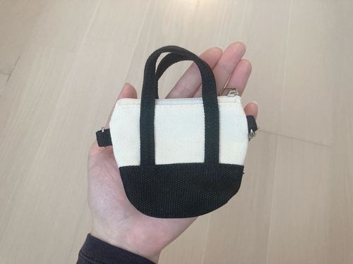 手のひらサイズのトートバッグがかわいい