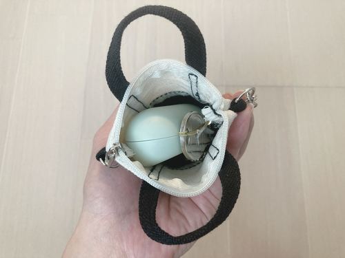 イヤフォンと鍵を入れる