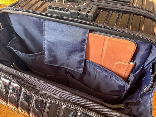 タブレットやパソコンも入れられるクッション性のあるポケット