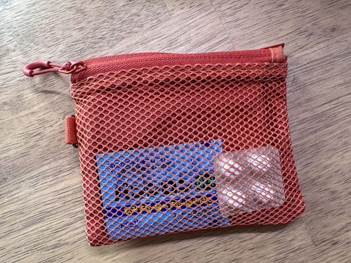 中身が分かりやすく取り出しやすいメッシュポケット