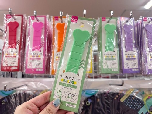 さりげないハートがかわいいうちわグリップ（著者撮影）