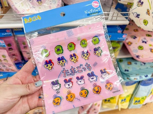 ポップなカラーのたまごっちジップバッグ