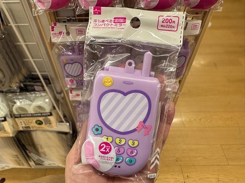 ガラケーのフォルムが懐かしい!