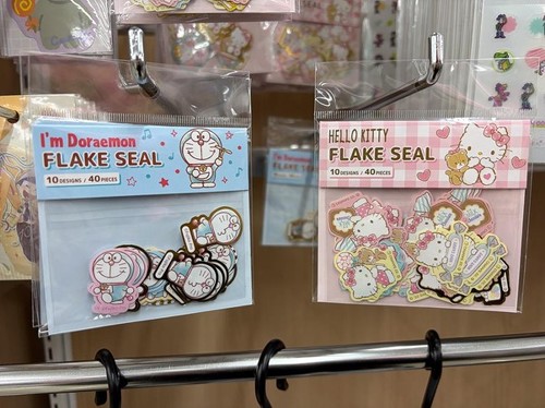 光沢のあるデザインと淡い色合いがおしゃれ