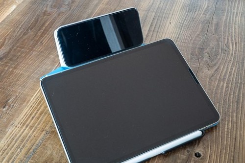iPadの上にスマホを置くスペースを作り出すこともできる