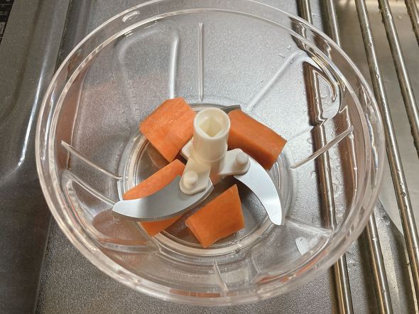 ボウルに入る大きさにカットしたニンジンを投入