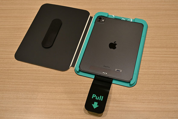 付属の専用トレイでiPadと保護フィルムの位置合わせが簡単・スムーズに行える