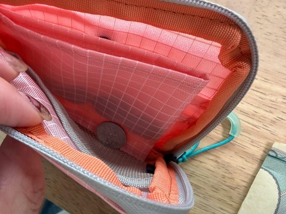 小銭がポロリと外に出ていることもあるので、開ける時は少し慎重に