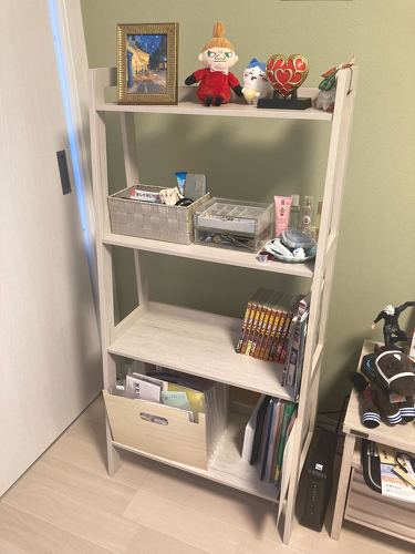 下がるに連れて棚板が広くなるので、大きめのものも収納しやすい