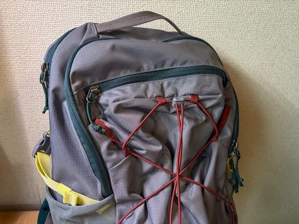 荷物が少ない時にはコードを引いてバックパックを圧縮できる