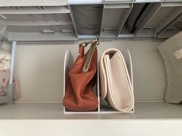 バッグを立てて収納できる