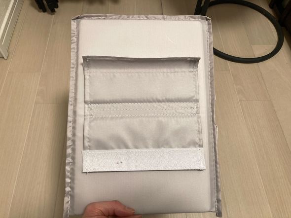 面ファスナーで簡単に取り付けられる