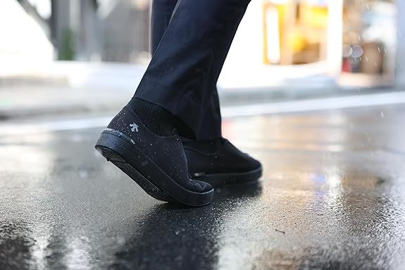 軽くて歩きやすい。雨の日の通勤に使える「防水ビジネススニーカー」おすすめ3選【2026年3月版】
