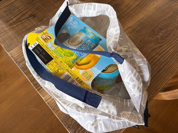 6缶パックや2Lのペットボトルもすっぽり入る