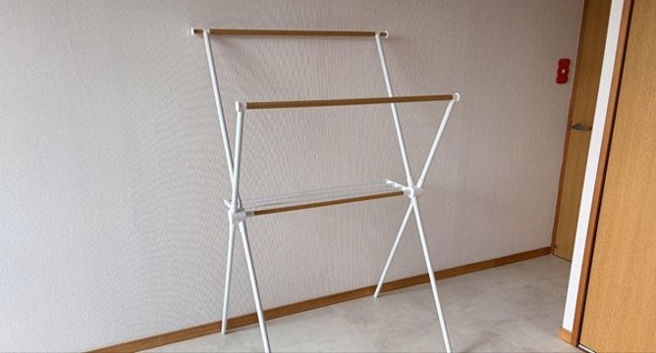 部屋になじむ、ニトリの「ポール伸縮 木目調X型物干し」をレビュー