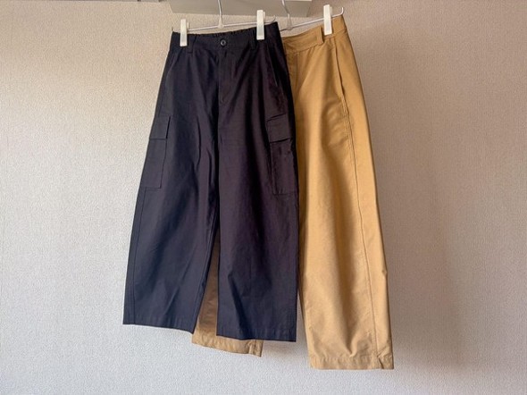 左はユニクロのバレルカーゴパンツ(ブラック)。ジャージーバレルレッグパンツのほうが丈が長め