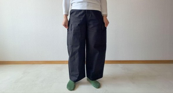 ユニクロのヒットアイテム「バレルカーゴパンツ」をレビュー
