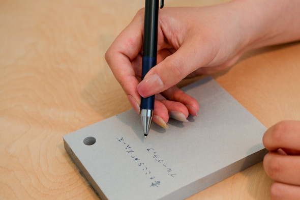 細く書けるだけでなく文字の輪郭がつぶれにくい
