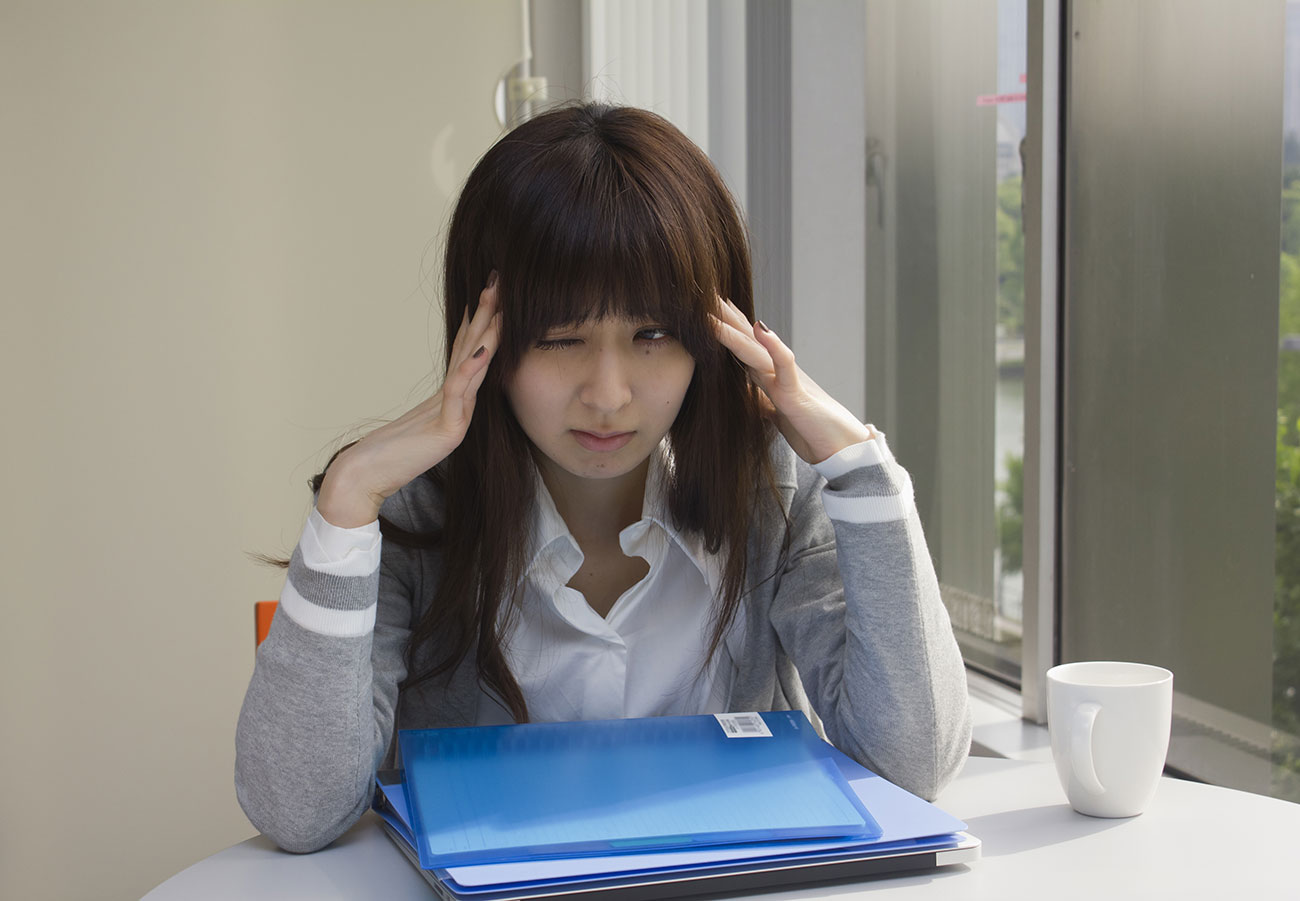 頭痛でこめかみグイグイ押してもいいの 医師が回答 ねとらぼ調査隊