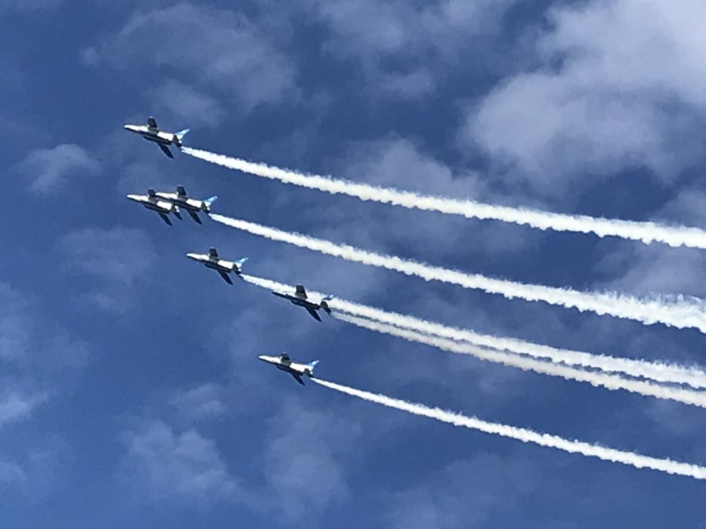 ブルーインパルスが夏の青空を飛行 華麗なアクロバット動画がsnsに続々集まる 1 2 ねとらぼ調査隊