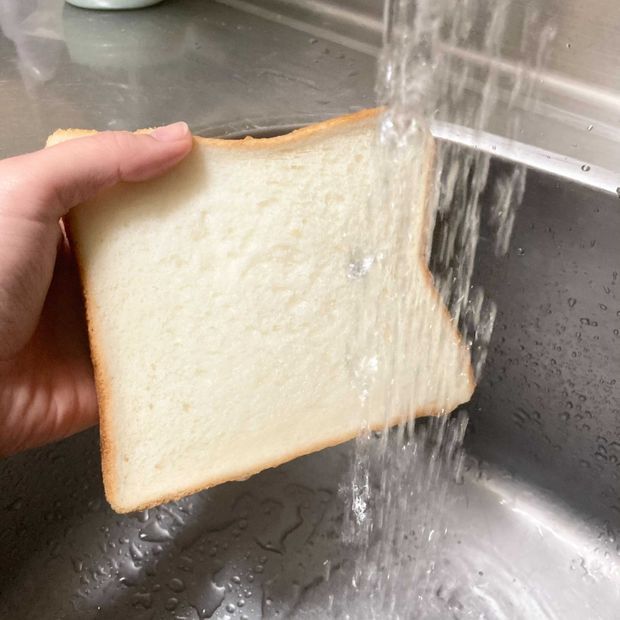 冷凍パンを水ですすぐ