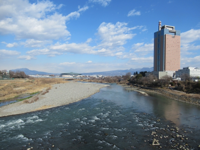 日本の長い川 ランキングtop 1位の 信濃川 に次いで2位となったのは 年4月時点 1 7 ねとらぼ調査隊